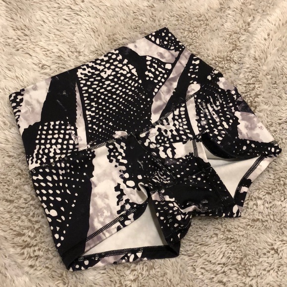 Short Lululemon Lycra Shorts (Size 4) - Picture 1 of 4